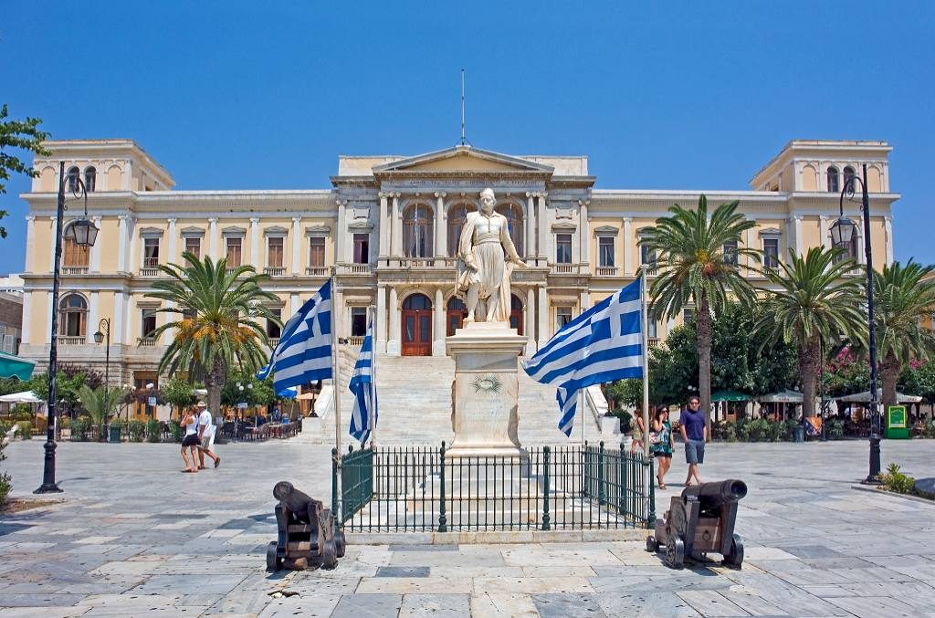 Το Δημαρχείο στην Πλατεία Μιαούλη